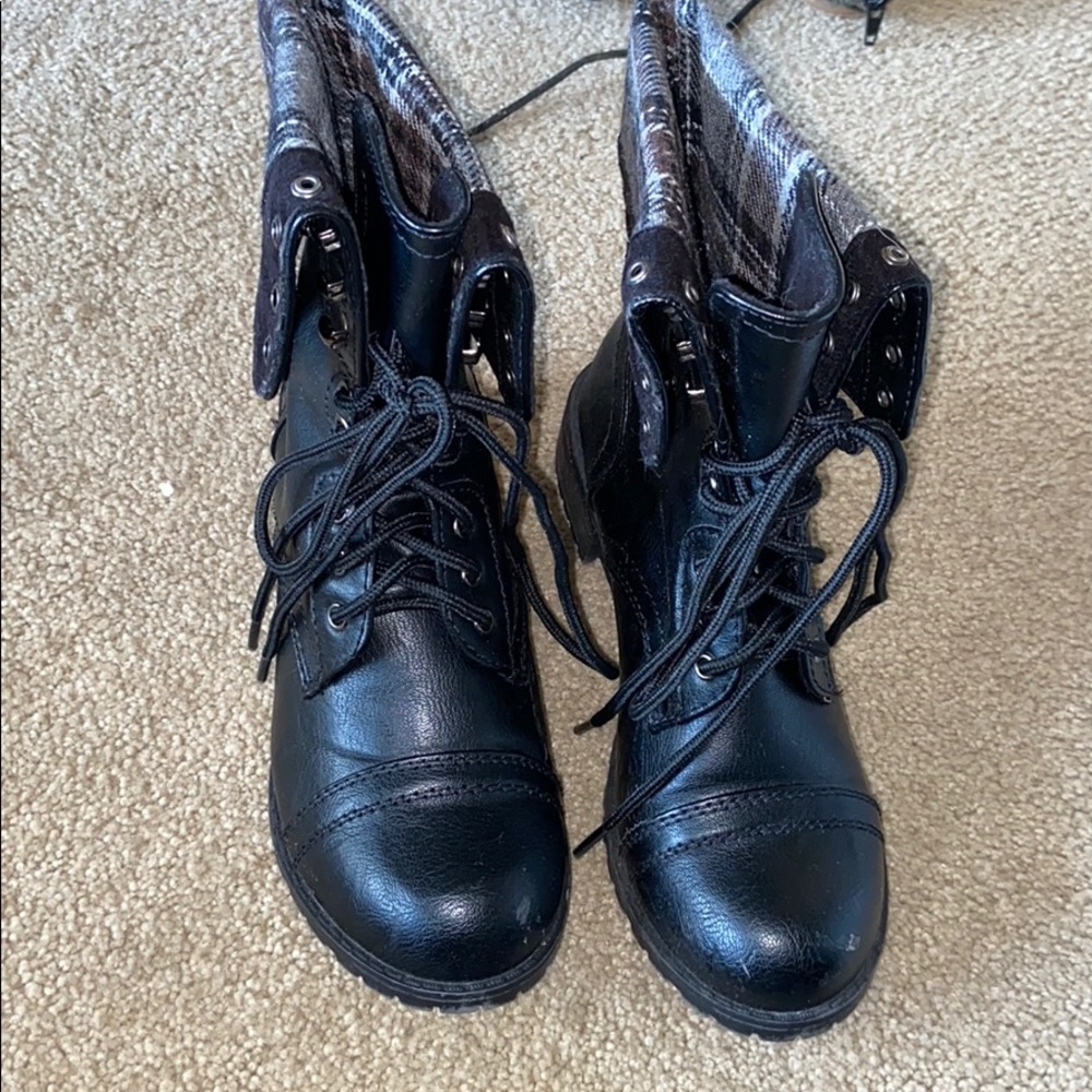 Combat boots